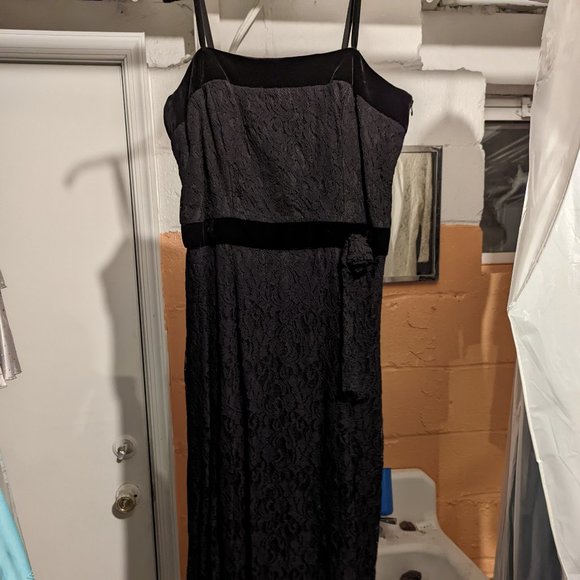 Black formal dress - Picture 1 of 8
